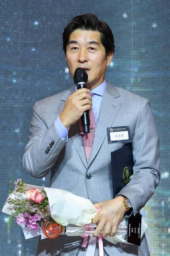 SBS 시사교양 프로그램 그것이 알고 싶다를 진행하고 있는 배우 김상중이 2023 방송통신위원회 방송대상 시상식에서 공로상을 수상했다. /SBS