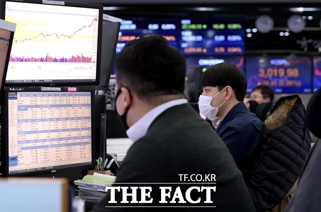한국은행은 12일 발표한 국제금융·외환시장 동향을 통해 지난달 외국인 투자자가 2조2000억 원이 넘는 주식·채권을 팔았다고 밝혔다. /더팩트 DB