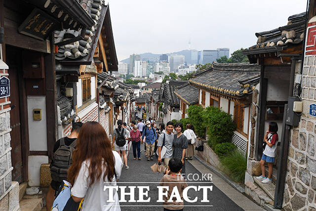 지난달 30일 오후 서울 종로구 북촌 한옥마을 일대가 외국인 관광객들로 북적이고 있다. /장윤석 인턴기자