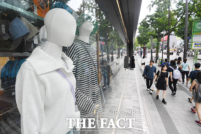 늦더위가 한풀 꺾인 12일 오전 서울 마포구 홍대 거리 한 의류점 쇼윈도 마네킹에 가을옷이 전시돼있다./장윤석 인턴기자