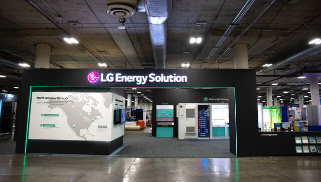 LG에너지솔루션은 11일부터 14일(현지 시간)까지 나흘간 미국 라스베이거스에서 열리는 미국 최대 신재생 ESS 전시회 Re+ 2023에 참가해 ESS 시장 경쟁력 확보를 위한 4대 핵심 사업전략을 발표하고, 최신 ESS 제품 및 기술력을 선보였다. /LG에너지솔루션 제공