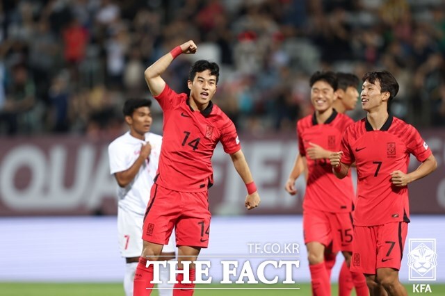 한국의 백상훈(왼쪽)이 12일 창원축구센터 주경기장에서 펼쳐진 미얀마와 U-23 아시안컵 B조 예선 3차전에서 전반 5분 헤더 선제골을 터뜨린 뒤 세리머니를 펼치고 있다./창원=KFA