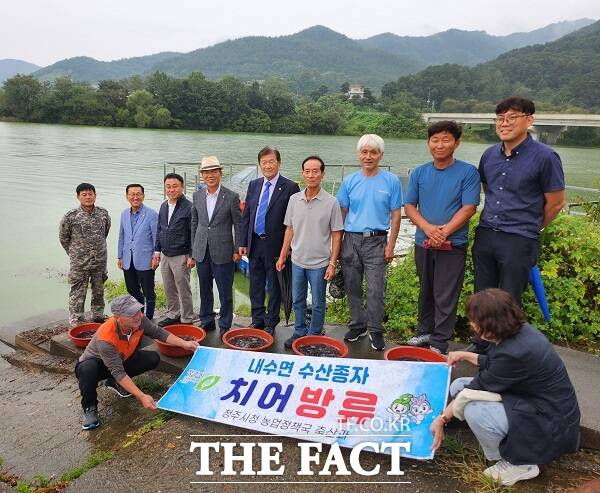 청주시는 13일 대청호에 전염병 검사를 마친 쏘가리 치어 3000마리를 방류했다. /청주시.