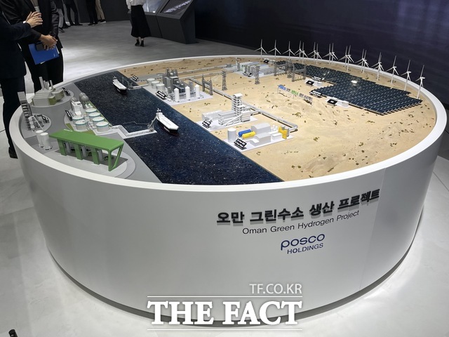 포스코그룹 글로벌수소생산존에 전시된 오만 그린수소 생산 프로젝트 조감도. /박지성 기자