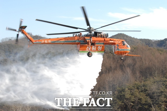산림청이 긴급 예비비 369억원을 들여 산불 진화 헬기 7대를 임차 방식으로 도입한다. / 산림청