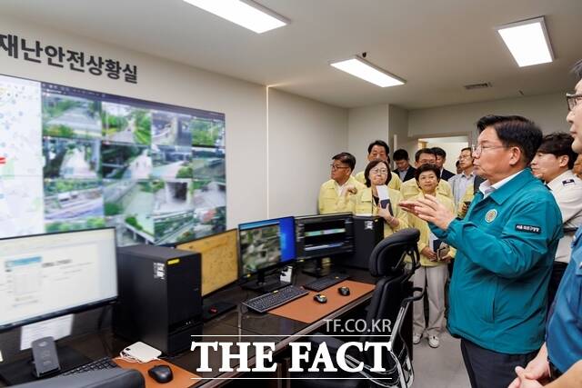 서울 마포구(구청장 박강수)는 자연재해와 사고 등 재난 상황을 통합 관리할 수 있는 마포구 재난안전상황실을 12일 개소했다. 재난안전상황실을 둘러보고 있는 박강수 구청장. /마포구