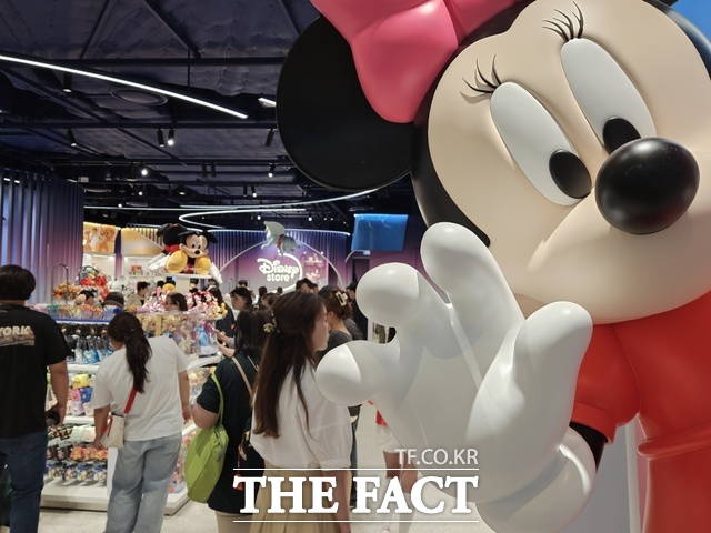 13일 개장한 더현대 서울 디즈니스토어는 다양한 연령층의 방문객으로 북적이고 있다. /우지수 기자