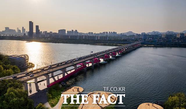 보행전용교량으로 탈바꿈할 한강 잠수교의 밑그림 후보가 공개됐다. 기획디자인 공모 당선작인 Ningzhu Wang(Arch Mist)의 작품. /서울시