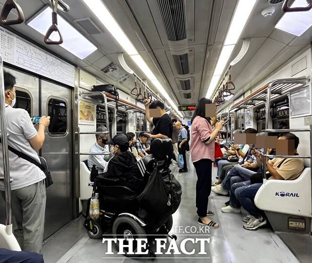 열차에 탑승한 수미 씨는 자연스럽게 문 앞에 자리를 잡았다. /조소현 기자