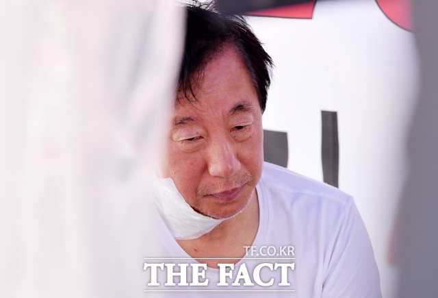 2018년 김성태 당시 자유한국당 원내대표가 드루킹 특검 단식 중 의료진의 진찰을 받는 모습. /문병희 기자