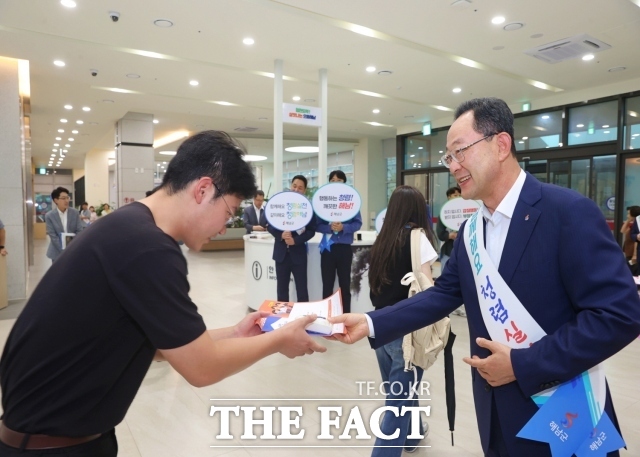 전남 해남군은 추석 명절을 앞두고 명현관 군수와 김차진 부군수, 공직자들이 참여한 출근길 청렴 캠페인을 실시했다고 14일 밝혔다./해남군