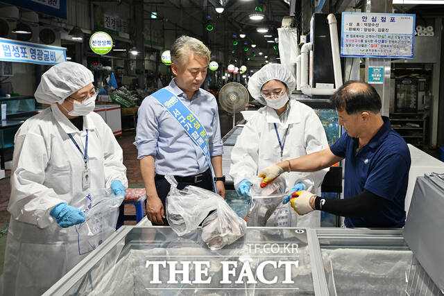 광주 서구가 지난 6일 일본 핵오염수 방출로 인한 시민들의 안전한 먹거리를 위해 양동시장에서 유통 수산물에 대한 방사능 검사를 실시했다 / 광주 서구