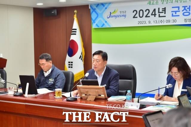 전남 장성군은 지난 13일 군청 상황실에서 2024년 장성군 발전을 견인할 군정 시책 보고회를 개최했다고 14일 밝혔다./장성군