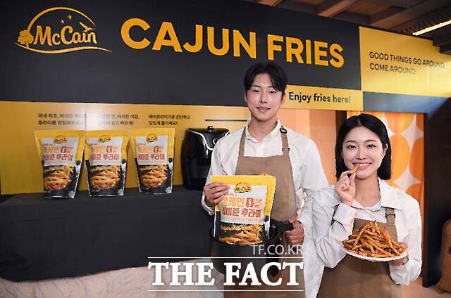 감자 가공식품과 감자튀김의 세계적 리더 맥케인 푸드(McCain Foods)가 14일 오전 서울 마포구 연남동에 하우스 오브 맥케인 팝업 전시장을 오픈한 가운데 모델들이 제품을 선보이고 있다./맥케인