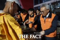  목원대 이희학 총장, 3학기째 대전역 노숙인 급식봉사