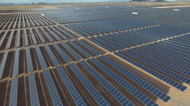 HD현대에너지솔루션은 15일 포르투갈 MCA사와 422억 원 규모의 태양광 모듈 공급 계약을 체결했다고 밝혔다. 사진은 미국 애리조나주에 설치된 HD현대에너지솔루션의 고출력 태양광 모듈의 모습. /HD현대에너지솔루션