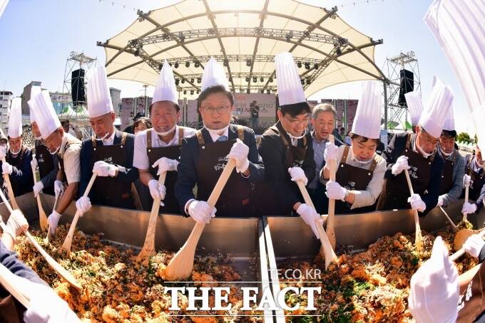 봉화군의 대표 먹거리축제인 봉화송이한약우축제의 오색오미 대형 비빔밥 퍼포먼스/봉화군
