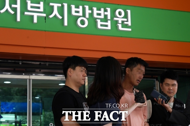 서울 은평구 한 빌라 주차장 앞에서 흉기를 들고 난동을 부린 30대가 불구속 상태로 검찰에 넘겨졌다. /서예원 인턴기자