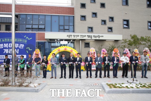 박근수 추진위원장은 기념사를 통해 “행복마루관을 통해 주민공동체 형성의 기틀을 마련하고 더 나아가 주민 전체의 교류를 통해 지역 발전을 위한 주도적이고 활발한 참여가 이루어질 수 있기를 기원한다”고 했다. / 정읍시