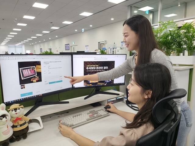 삼성 직원들이 추석 맞이 온라인 장터에서 국내산 수산물을 구입하고 있다. /삼성
