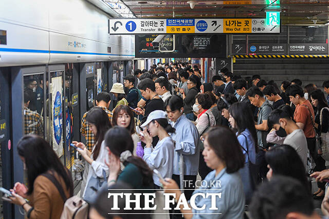 전국철도노동조합 파업 이틀 째인 15일 오전 출근길 서울역 4호선 하행선이 시민들로 붐비고 있다.