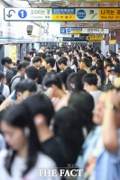  출근길 지연 열차에  발 묶인 시민들 [포토]
