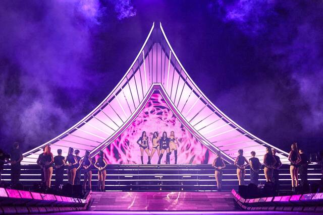 블랙핑크가 16, 27일 고척스카이돔에서 개최한 서울 앙코르 콘서트를 끝으로 월드 투어의 대장정을 화려하게 마무리했다. /YG
