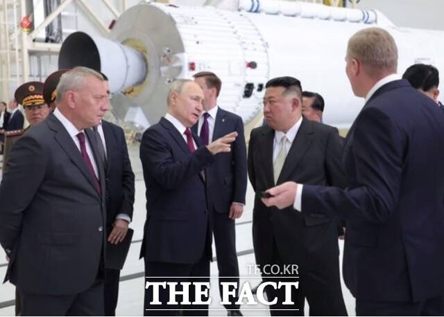 러시아를 방문 중이 북한 김정은 국무위원장이 지난 13일 블라디미르 푸틴 대통령과 함께 보스토니치 우주기지 참관을 하고 있다. /뉴시스