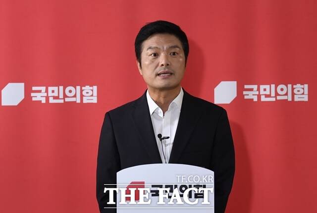 더불어민주당은 17일 국민의힘이 강서구청장 보궐선거 최종 후보로 김태우 전 구청장을 확정한 것과 관련해 논평을 내고 윤석열 정권 몰락의 신호탄이 될 것이라고 밝혔다. /이새롬 기자