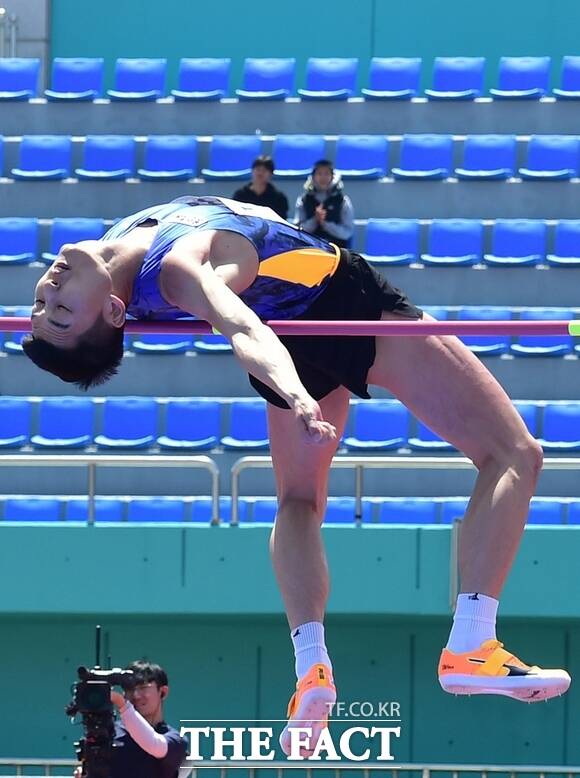 상혁(용인시청)이 5월 9일 경북 예천스타디움에서 열린 제51회 KBS배 전국육상경기대회 남자 일반부 높이뛰기 결선에서 2m32를 넘고 있다. /뉴시스