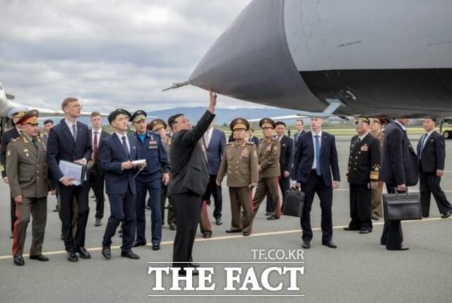 16일 블라디보스토크 크네비치 군 비행장을 방문한 김정은 북한 국무위원장이 세르게이 쇼이구 러시아 국방부장관(왼쪽), 세르게이 코빌라시 러시아 항공우주군 장거리항공 사령관(왼쪽에서 네번째) 등과 함께 군수시설 시찰을 하고 있다. /러시아 국방부