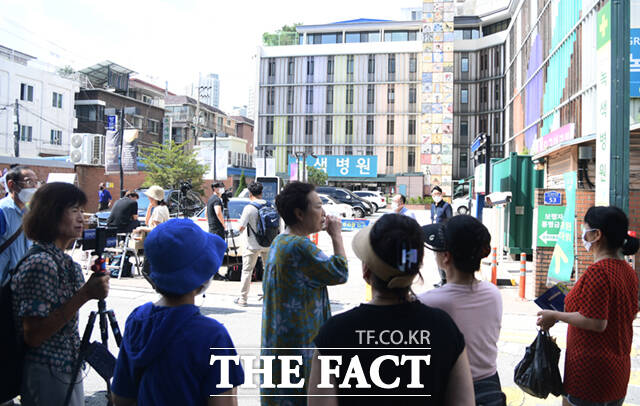 단식 19일째를 이어오던 이재명 더불어민주당 대표가 건강 악화로 서울 중랑구 녹색병원으로 이송, 입원 치료를 받는 18일 오후 병원 앞에는 이 대표의 지지자들이 모여 상황을 지켜보고 있다.