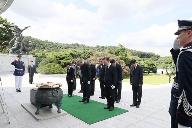 류진 회장과 한국경제인협회 임원들이 국립서울현충원을 찾아 참배하고 있다. /한국경제인협회