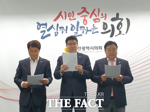 왼쪽부터 이상대 대전시의회 의장, 정명국 의원, 송인석 의원 / 대전=최영규 기자