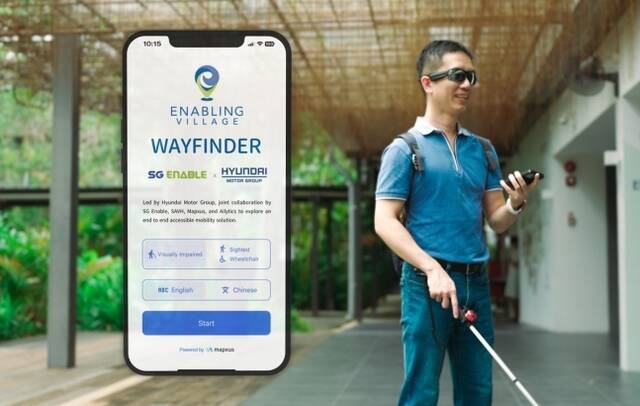 싱가포르 장애인 대상 커뮤니티·교육 캠퍼스인 인에이블링 빌리지에서 시각장애인이 도보 이동 보조 솔루션(모바일 앱 내비게이션)을 사용하고 있다. /현대자동차·기아