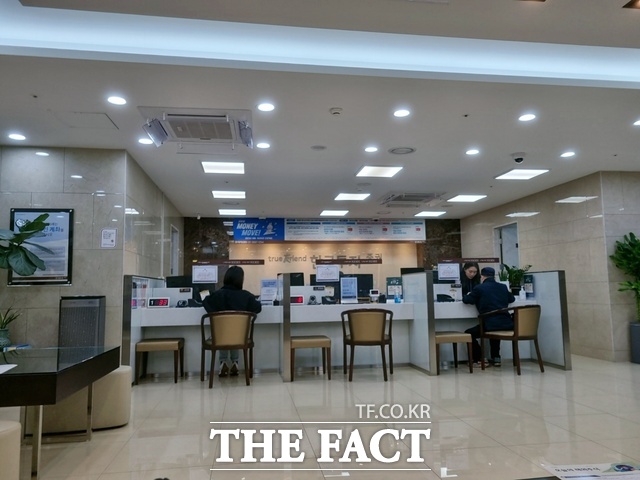 금융투자협회 금융투자협회사공시에 따르면 올해 상반기 기준 전국에 위치한 국내 증권사 지점 수는 전년 동기 대비 5.6% 줄어든 788곳으로 집계됐다. 사진은 서울 모처에 위치한 투자증권 지점으로 기사 내용과는 무관. /이한림 기자