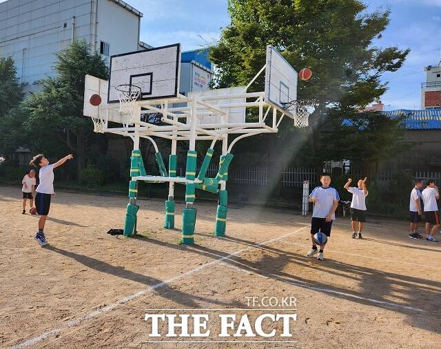 아침 체인지 활동으로 농구를 하고 있는 학생들./부산=강보금 기자