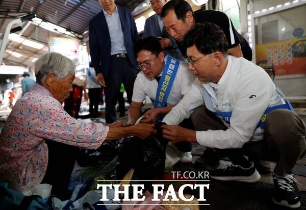 전남 보성군은 오는 27일까지 9일간 유통환경 변화와 경기침체로 어려움을 겪고 있는 관내 전통시장의 활성화를 위해 보성읍, 벌교읍 주요 전통시장에서 ‘추석맞이 전통시장 장보기 행사’를 진행한다고 19일 밝혔다./보성군