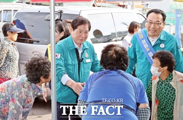 전남 고흥군은 고흥읍 전통시장에서 공영민 군수를 비롯해 고흥군의회, 사회단체장, 공무원 등 50여명이 참석한 가운데 ‘한가위 맞이, 군민과 함께하는 청렴 문화나눔 캠페인’을 실시했다고 19일 밝혔다./고흥군