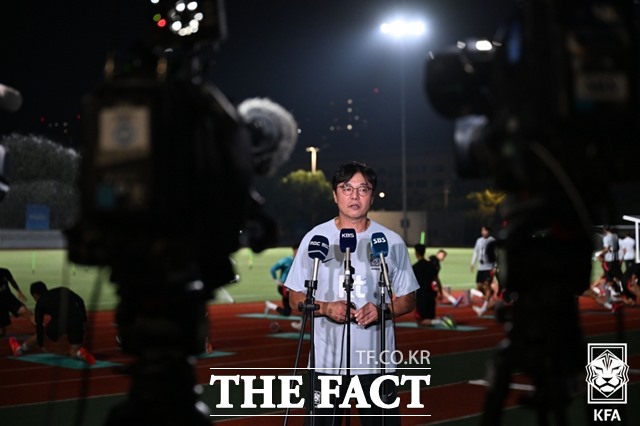 한국선수단 가운데 가장 먼저 항저우 아시안게임 경기에 나서는 한국 남자축구대표팀의 황선홍 감독이 19일 쿠웨이트전을 앞두고 국내 기자들과 인터뷰를 하고 있다./진화=KFA