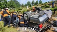  천안 추모공원서 차량 추락해 2명 중상