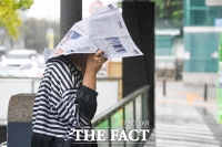  '우산 대신 신문지' [포토]