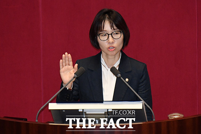 허숙정 더불어민주당 의원이 21일 오후 서울 여의도 국회에서 열린 제410회 국회(정기회) 제8차 본회의에서 선서를 하고 있다. /국회=남용희 기자