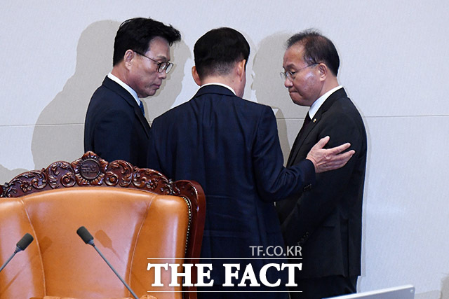 다시 한번 대화 나누는 박 원내대표와 김 의장, 윤 원내대표(왼쪽부터).