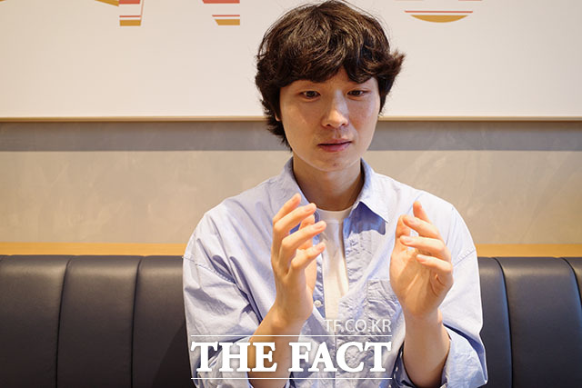 무명배우 김원식(36) 씨가 서울 마포구 한 카페에서 <더팩트>와 인터뷰를 하고 있다. /김세정 기자