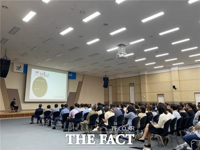 전남 장흥군은 20일 통합의학컨벤션센터에서 전 직원을 대상으로 장애 인식 개선 통합교육을 실시했다고 21일 밝혔다./장흥군