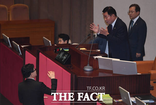 한동훈 법무부 장관이 이유 설명이 길어지며 야당 의원들의 항의가 이어지자 김진표 국회의장이 설명을 줄여 달라는 요청을 하고 있다.