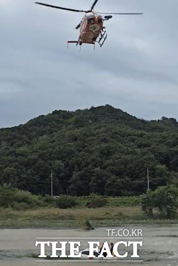 21일 오전 8시 44분 상주시 이안면 세월교를 건너던 승용차가 불어난 강물에 고립돼 있다. /경북소방본부