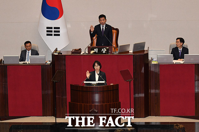 선서 하는 허숙정 더불어민주당 의원(아래).