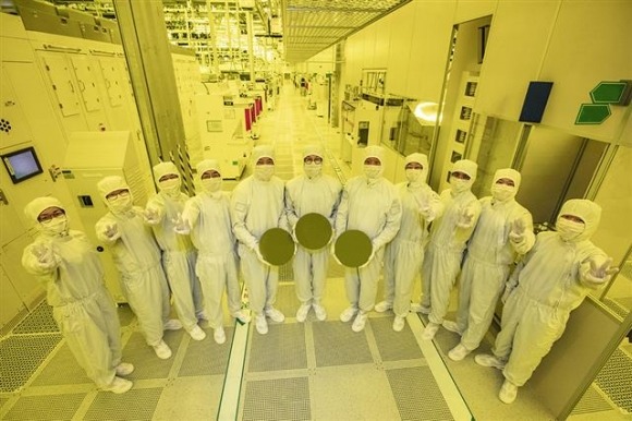 삼성전자는 3나노 2세대 파운드리 공정을 중심으로 고객사 확보에 나선다는 구상이다. 사진은 지난해 6월 삼성전자 화성캠퍼스에서 3나노 반도체 파운드리 양산에 성공한 직원들이 기념 촬영을 하는 모습. /삼성전자
